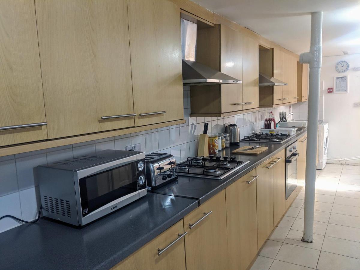 Alexandra Contractor House - Free Parking For Large Vans, Free Wifi & Netflix By Firoz Property Management Aldershot Bagian luar foto