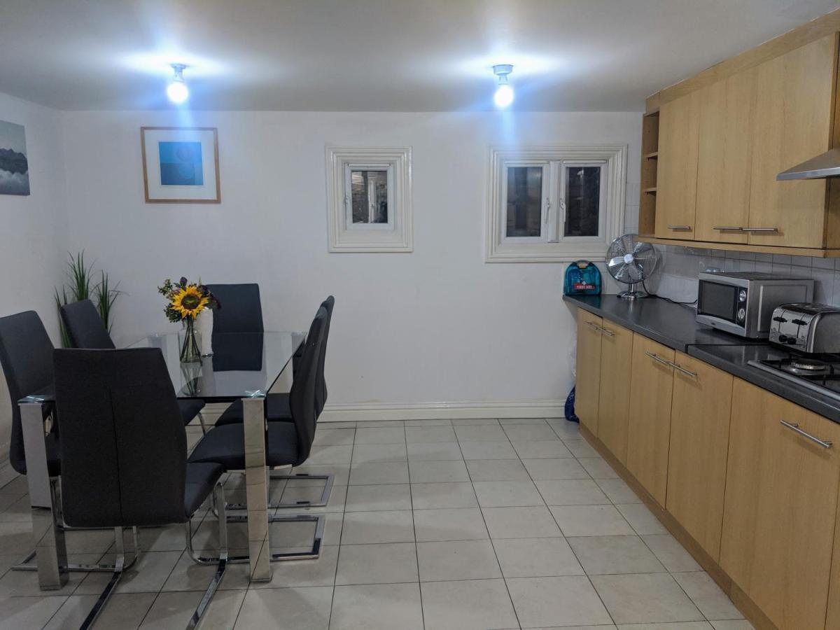 Alexandra Contractor House - Free Parking For Large Vans, Free Wifi & Netflix By Firoz Property Management Aldershot Bagian luar foto