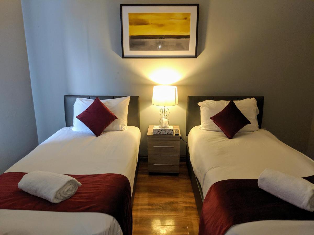 Alexandra Contractor House - Free Parking For Large Vans, Free Wifi & Netflix By Firoz Property Management Aldershot Bagian luar foto